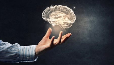 Мужчина сфотографирован перед доской, указывает пальцем, окружен дымом.